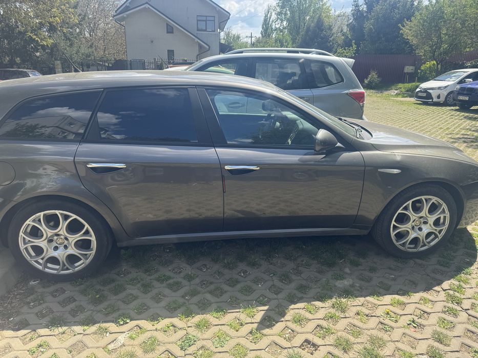 Alfa romeo 159 dtm 1800 €  negociabil an 2007 km 280000  o dau ca miam luat alta masina