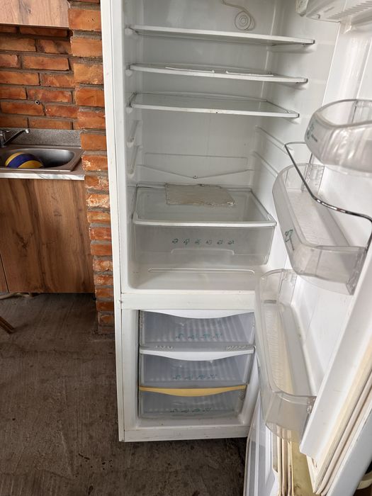 Работает, плохо морозит