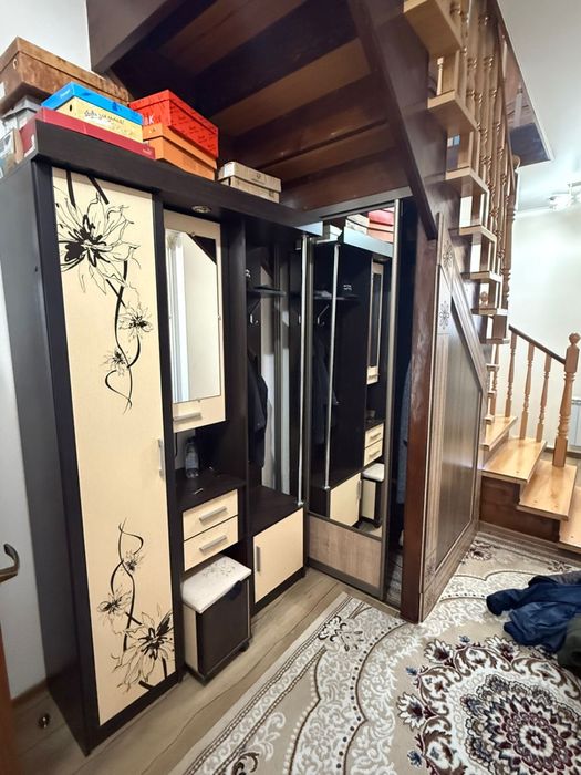 Шкаф в прихожую с зеркалом