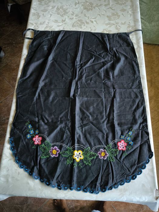 Български народни престилки ,конци за плетене,покривка,платове.