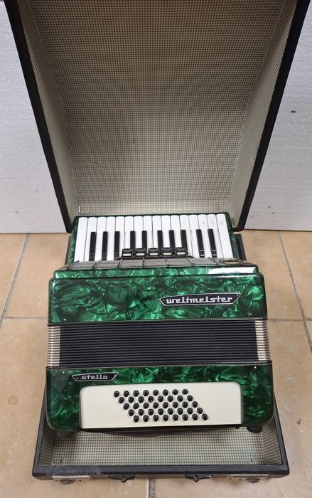 Акордеон Weltmeister Stella 40 баса
