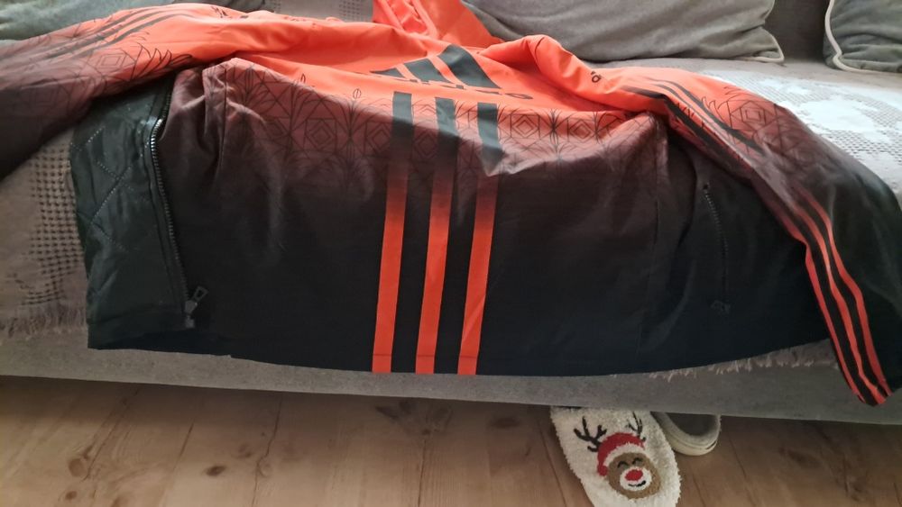 Куртка адидас , хорошего качества