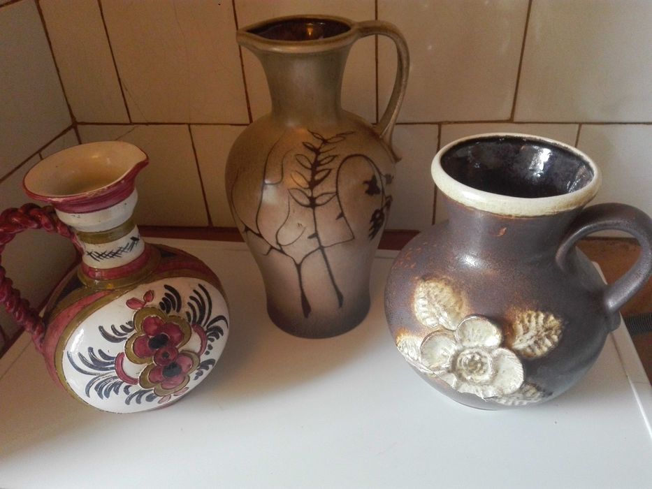 Керамични кани , месингов мангал и чукало за врата .