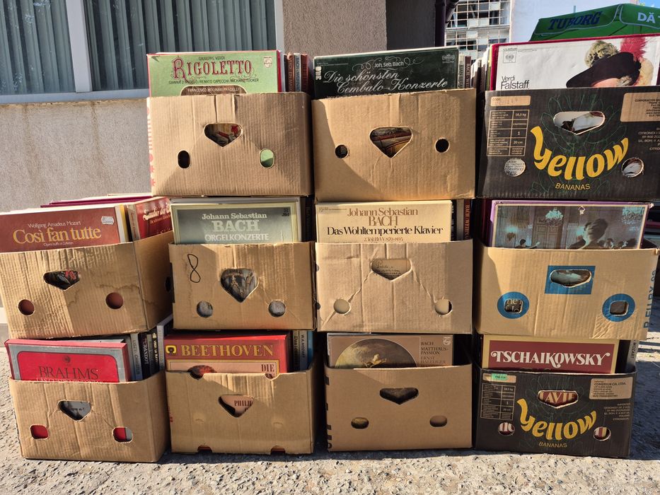 Vând 200lp colecție de viniluri muzică clasică, Colecțile sunt în stare buna, perfectă pentru pasionații de muzică clasică.