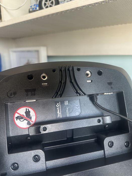 Pedale cu volan logitech.