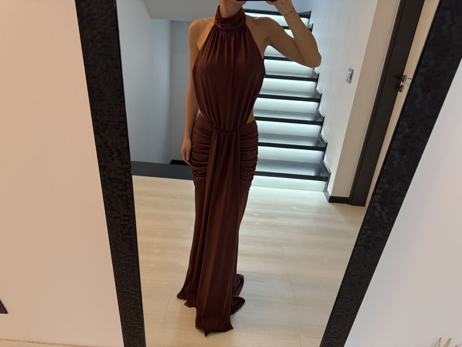 Rochie maro lunga de seara purtata