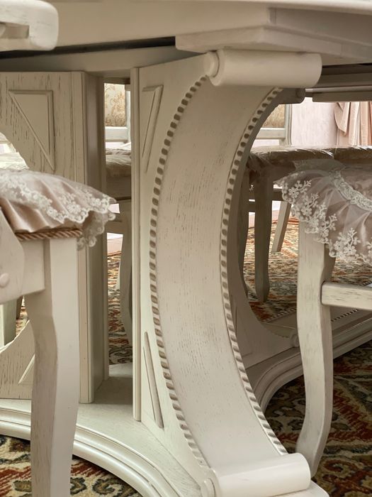 Стол со стульями в гостиную