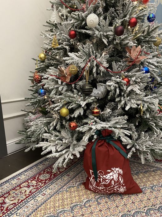 Продам ёлку с игрушками.