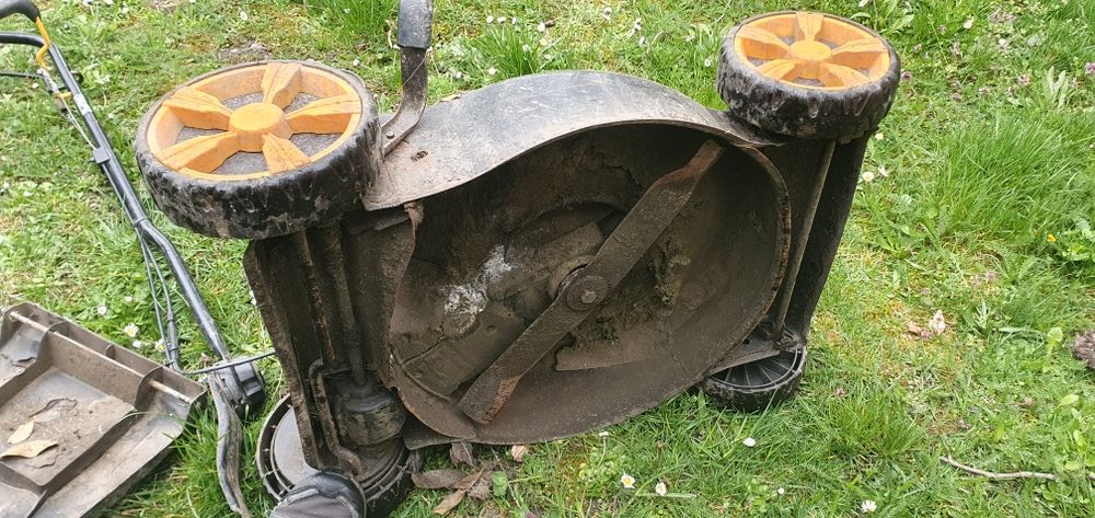 Masina de tuns iarba pe benzina, cu tractiune McCulloch. Motocoasa