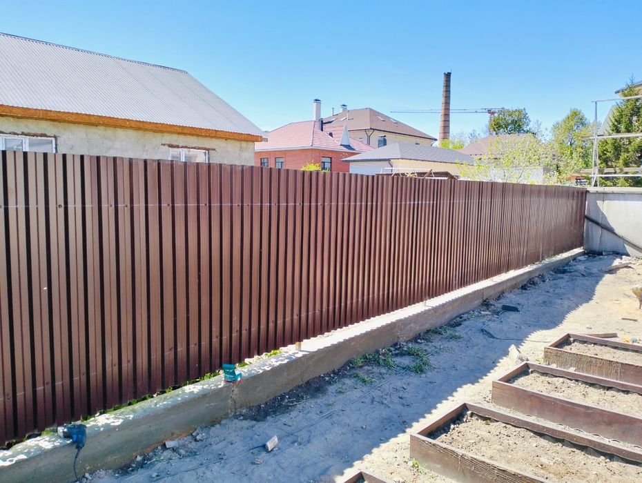 Стройм забор из проф листа пристройка углярка