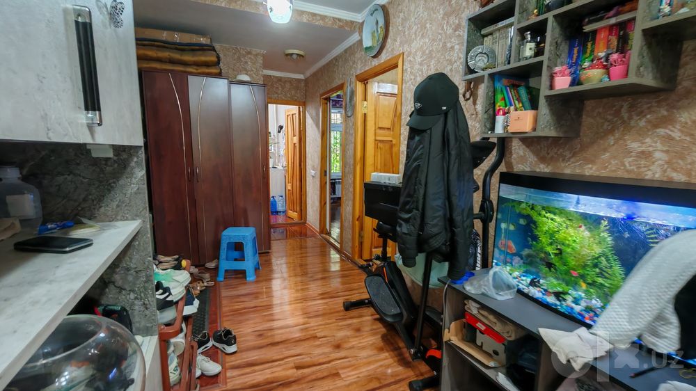 Продается квартира Юнусабад 18 квартал, 2/1/4. Своя