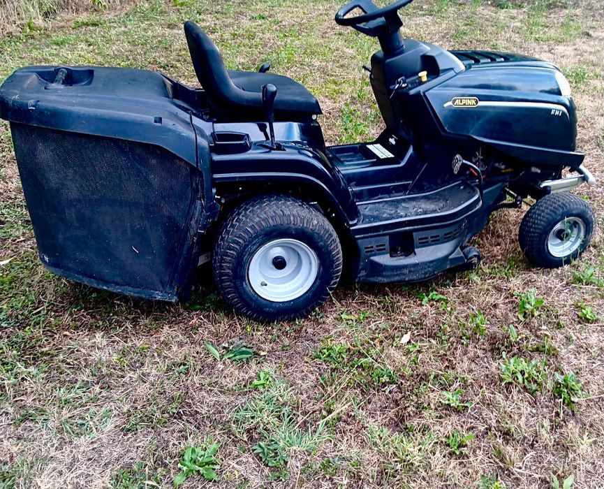Tractoras   de tuns iarbă și gazon