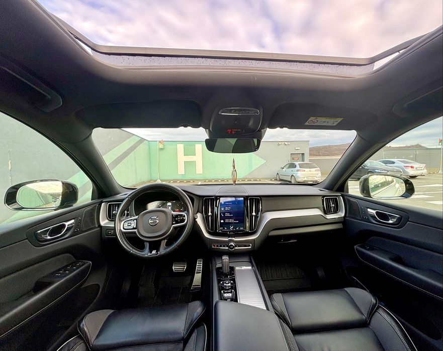 Volvo XC60 4X4 R-DESIGN Crystal White