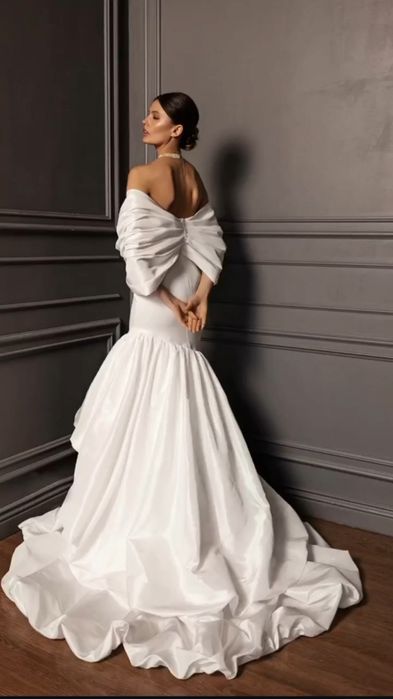 Атласное свадебное платье