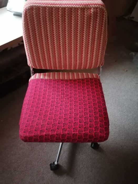 Продавам офис стол