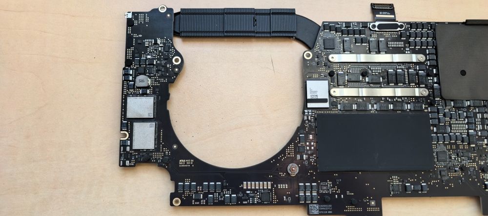 Placa Baza Macbook PRO A2141_DEFECTA_pentru PIESE / Intel i9_16GB DDR4_1TB SSD_AMD Radeon PRO 5300M 4GB_+ Radiator