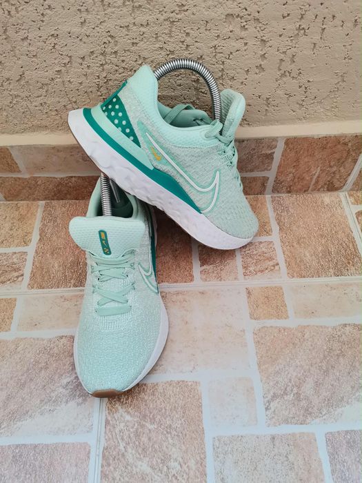 Маратонки NIKE REACT INFINITY.Номер 38,5.