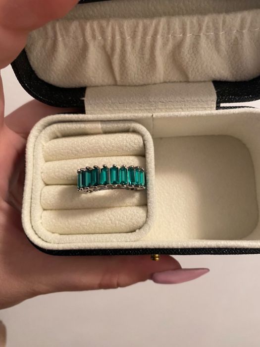 Пръстен със зелени цирконии