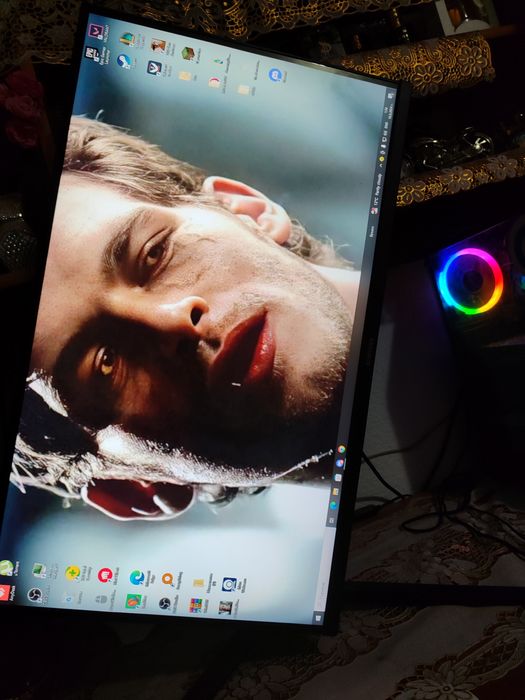 Геймърски компютър и монитор