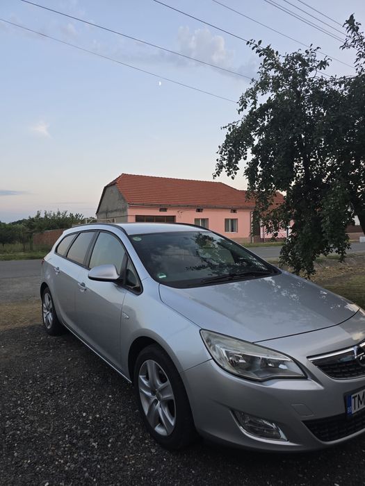 Vând Opel Astra J Sports Tourer
