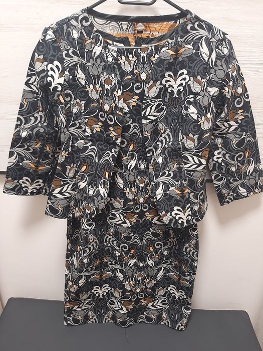 Всичко по 20 лв...Дамски костюми, поли