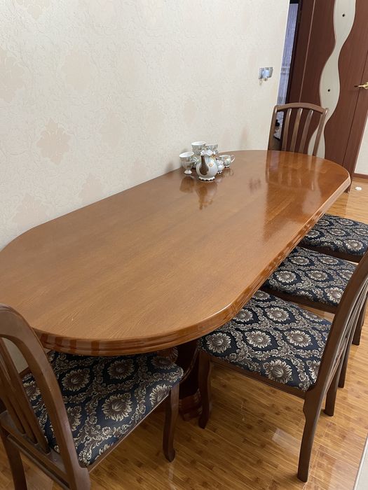 Стол со стульями для гостинной