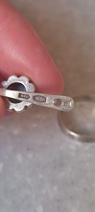 Серебряное кольцо и одна серьга