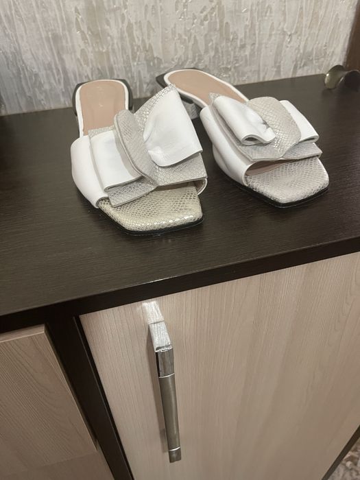 Стильные белые сабо с бантом,