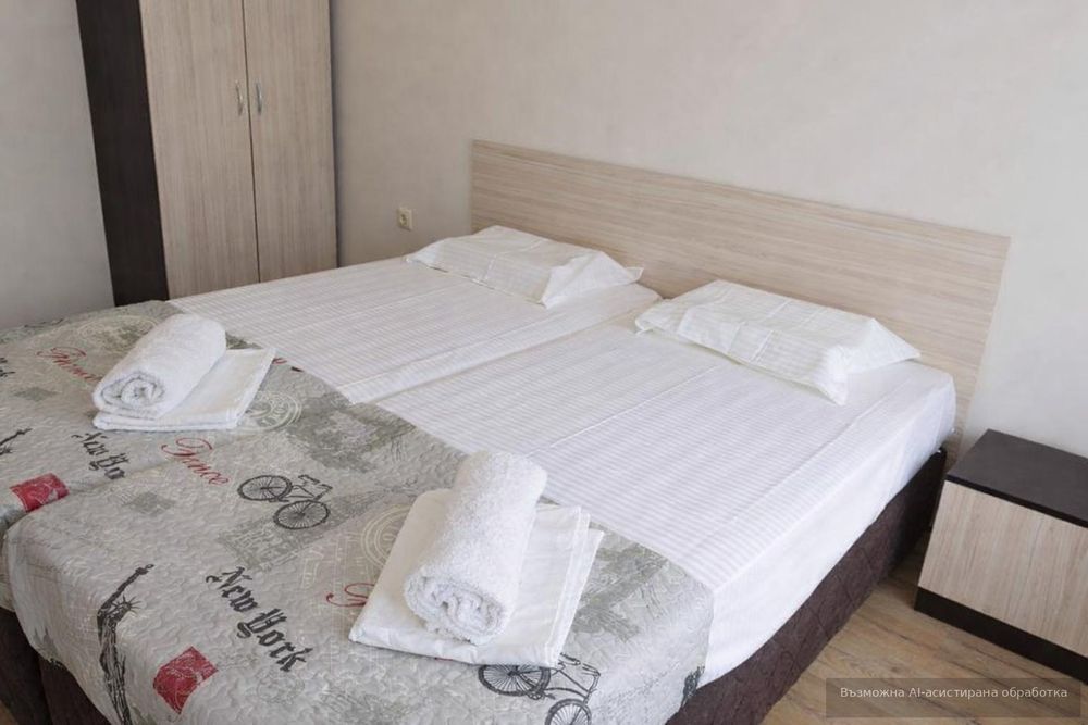 Дава се под наем Тристаен апартамент в Варна, Левски - 100 кв.м за 648.21 € - Снимка #2
