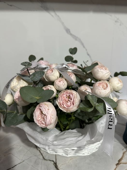 пионовидные розы в корзине