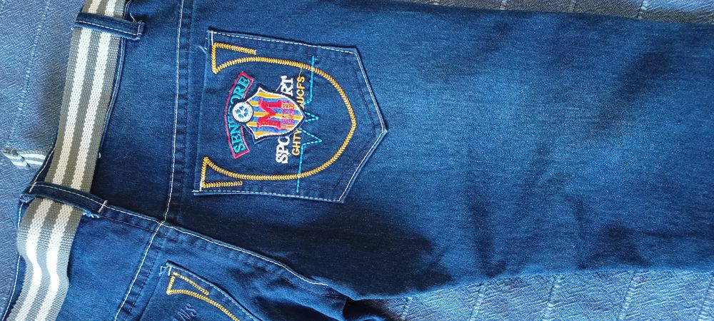 Pantalon blugi mas 24, aprox 6 ani, noi