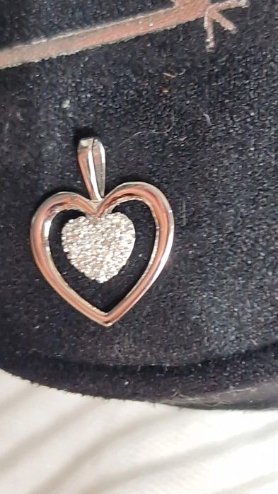 Златно сърце с диаманти