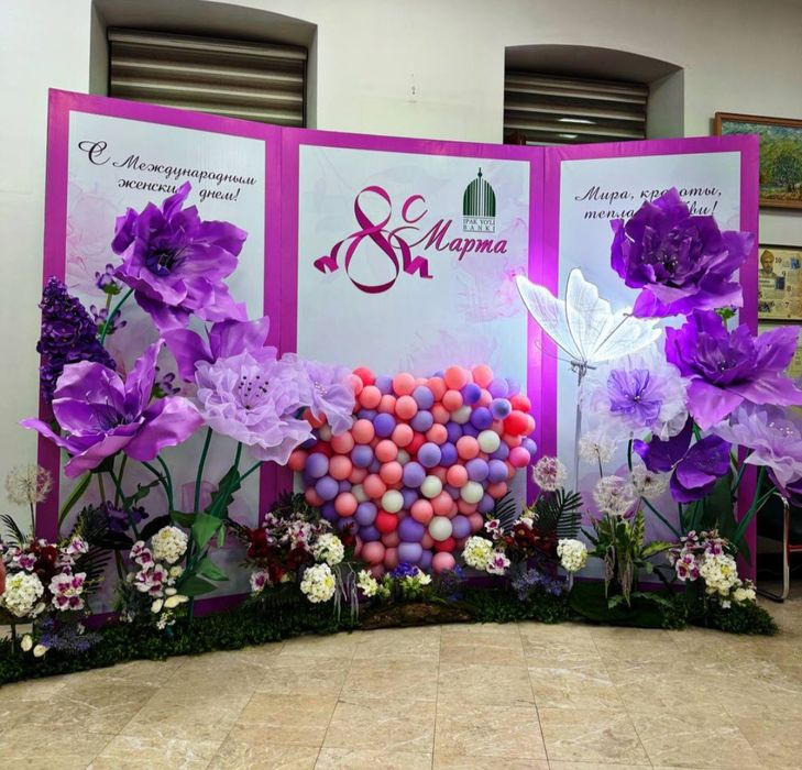 Оформление фото зоны на весну большими ростовыми цветами.