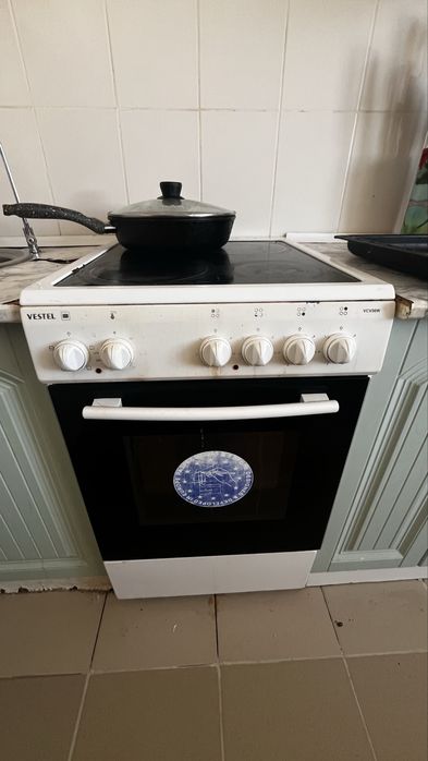 Телевизор , вытяжка , плита Астана