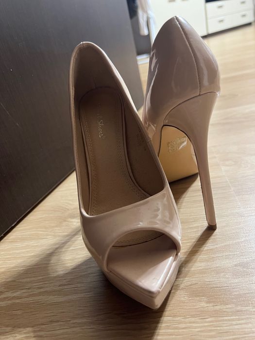 Нови токчета бежови