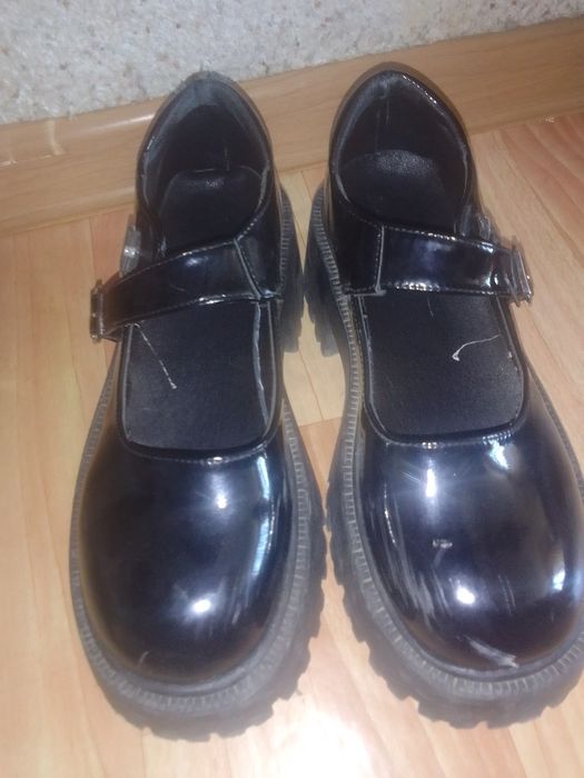Продаю школьные туфли
