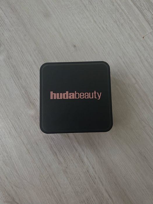 Pudra Huda Beauty nuanta Cupcake