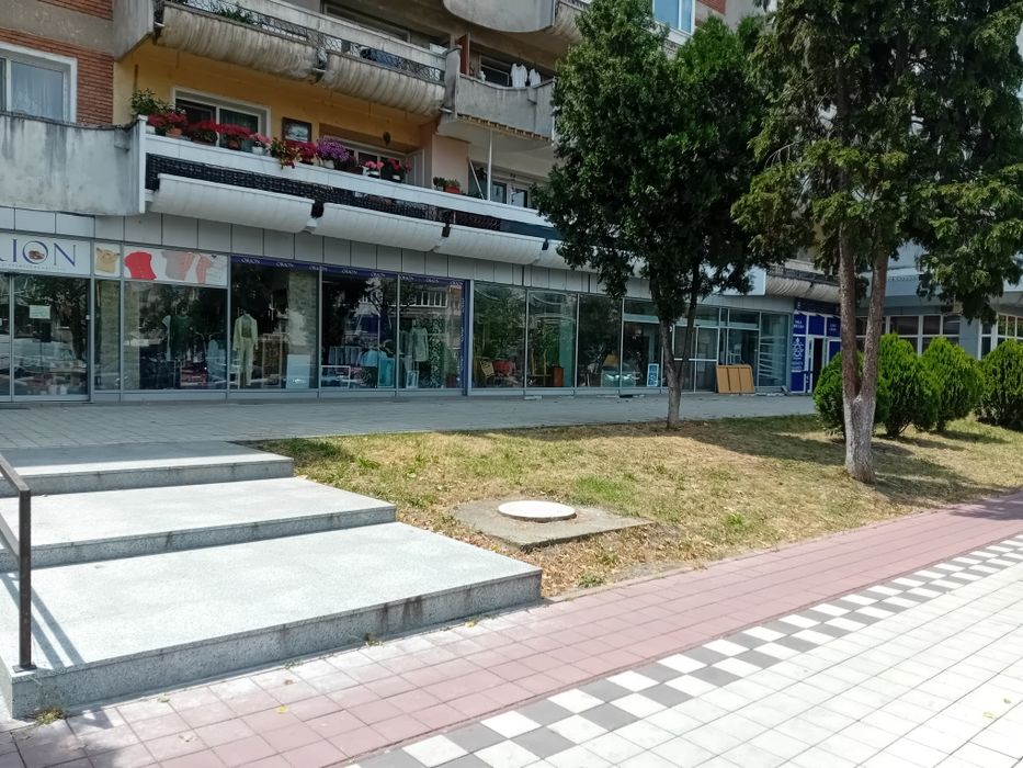 Închiriez spațiu comercial. Vitrina mare 300 mp