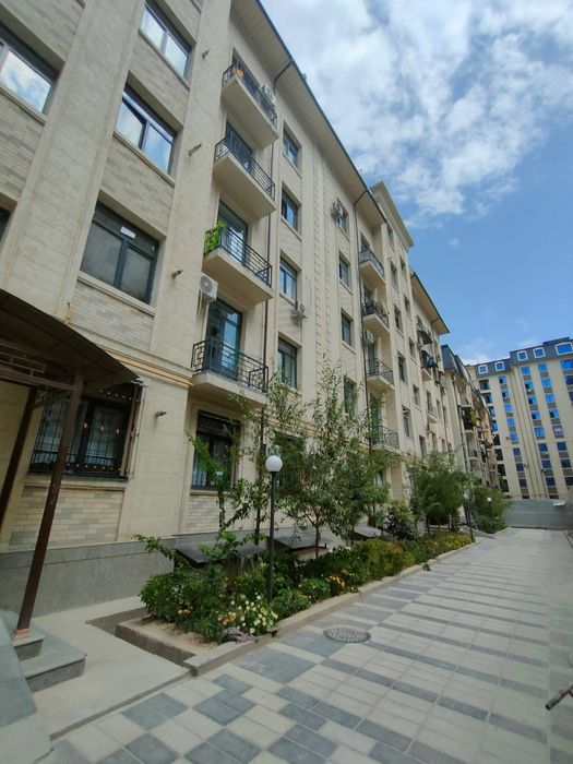 Sergeli-5 navastroyka 4- xona  6-etaj 93 kv.m remont yoq