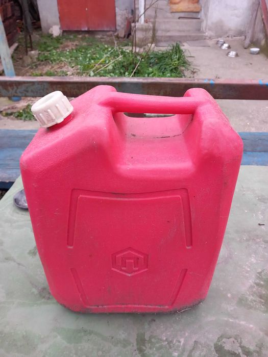 Туби малка и голяма пластмасови за вино.