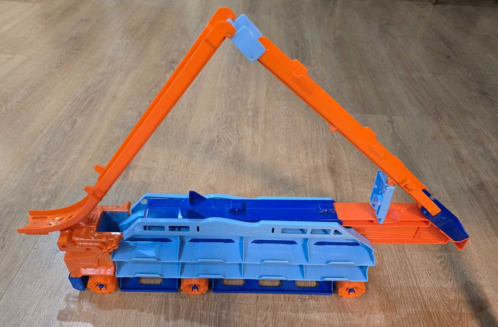 Hot Wheels TRUCKS автовоз с писта