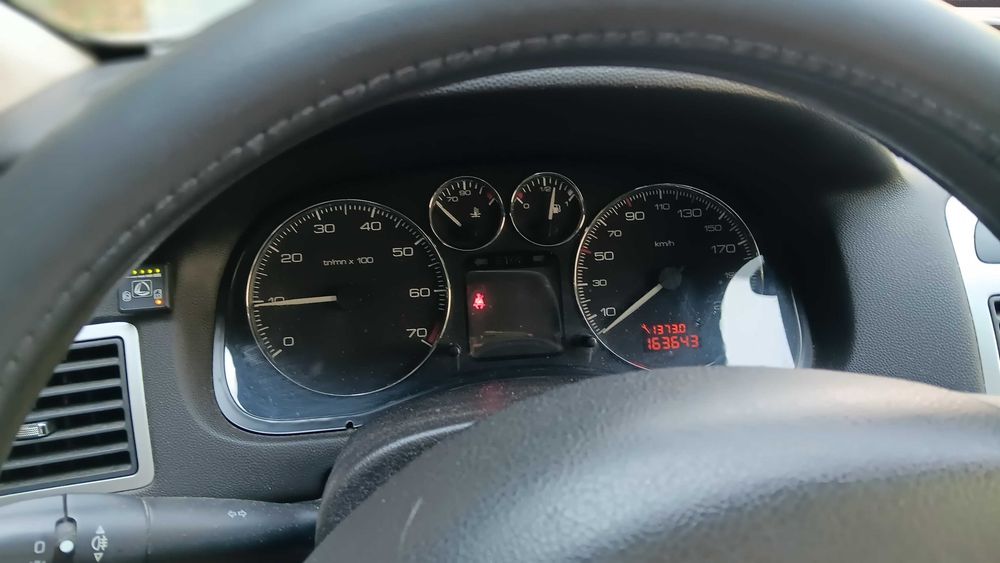Продавам Пежо 307