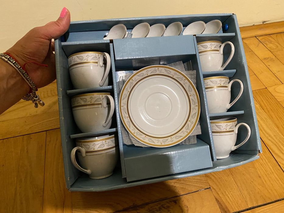 Комплект чаши,чинии,лъжици,фин японски порцелан