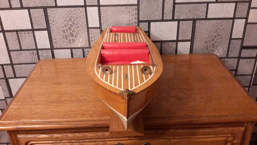 Голяма дървена яхта