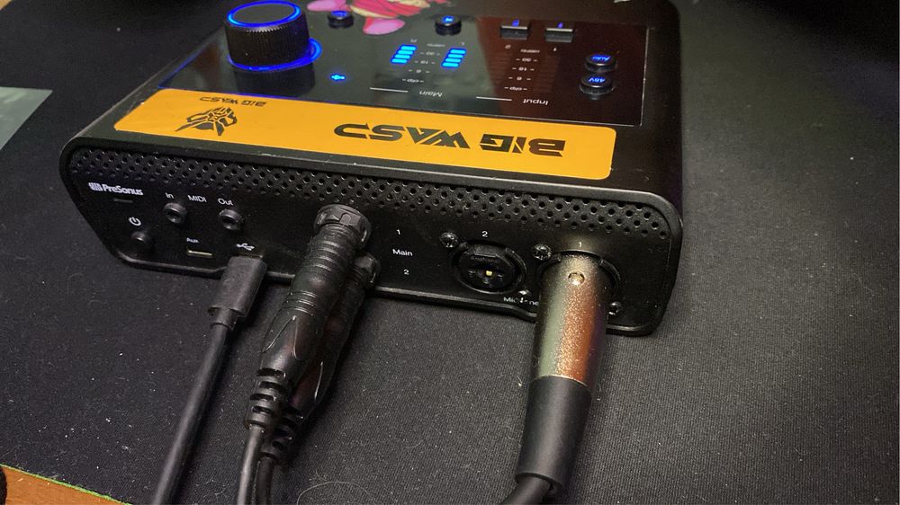 Vand urmatoarele: casti studio/dj si interfata audio