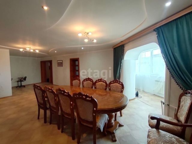 Стол со стульями