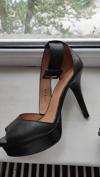 Продам кожанные босоножки 39рр