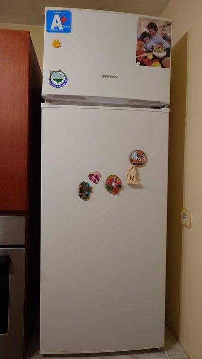 Продавам хладилник Crown