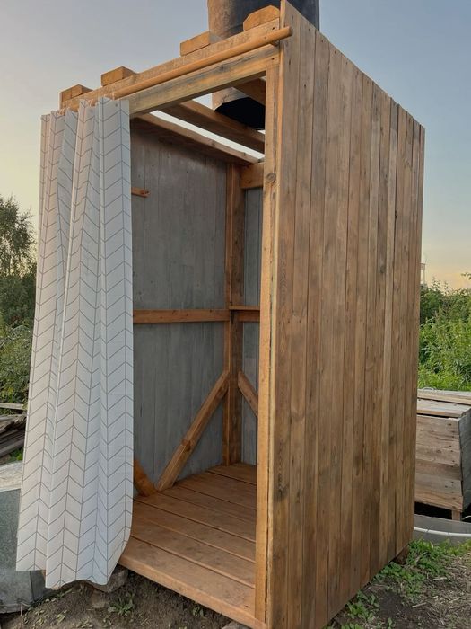 душ из дерева уличный