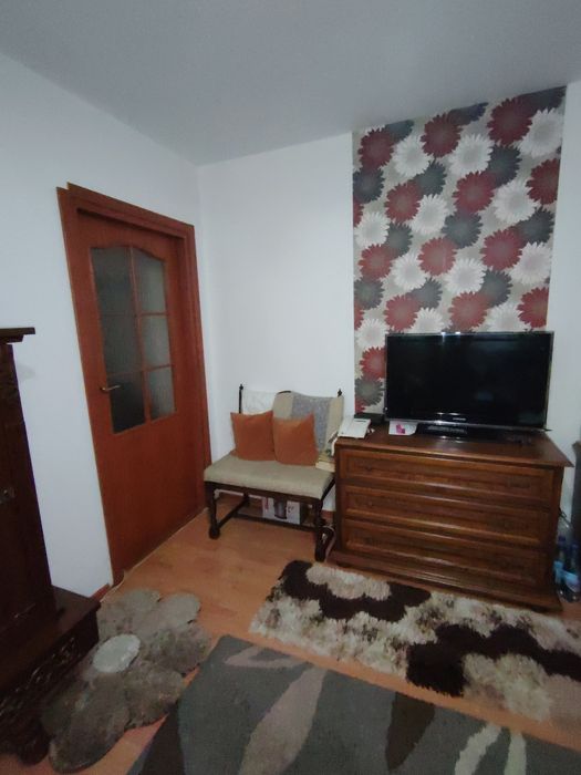 Vând apartament 4 camere parter